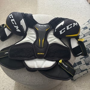 Medium Junior CCM Tacks 9060 Shoulder Pads (Used)