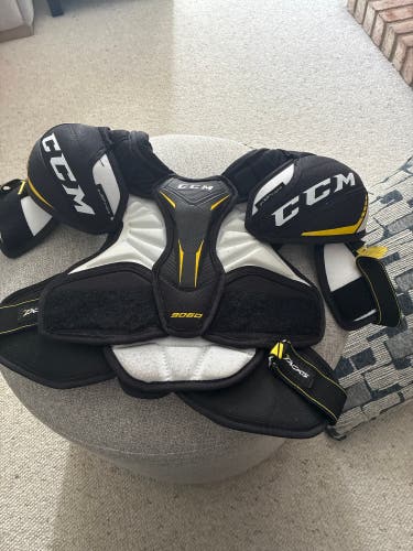 Medium Junior CCM Tacks 9060 Shoulder Pads (Used)