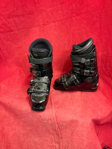 Ski Boots: Mondo 25 & 25.5 Women's Ski Boots (Used)