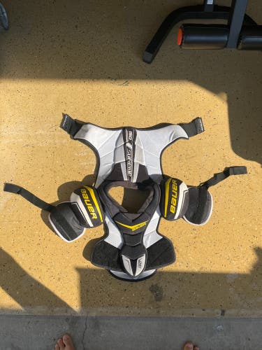 Small Senior Bauer Supreme 150 Shoulder Pads (Used)