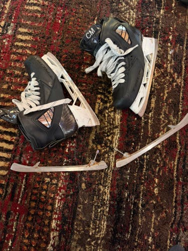 True 2 Piece Hockey Goalie Skates 9.5 (Used)