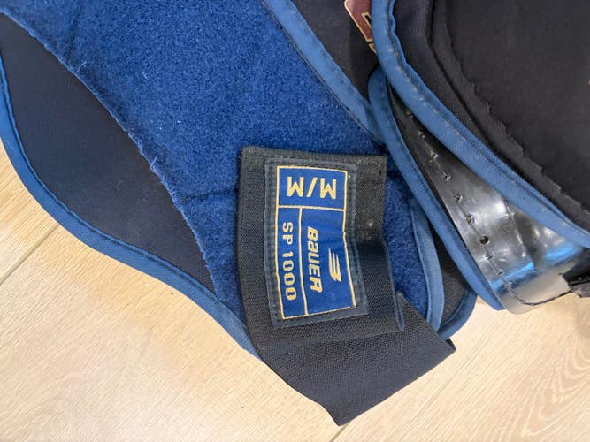 Medium Senior Bauer Sp1000 Shoulder Pads (Used)
