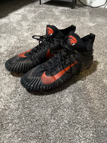 Oregon State Issued Men's Size M 12.0 (W 13.0) Nike Alpha Menace Elite 3 Mid Top Molded Cleats (Used