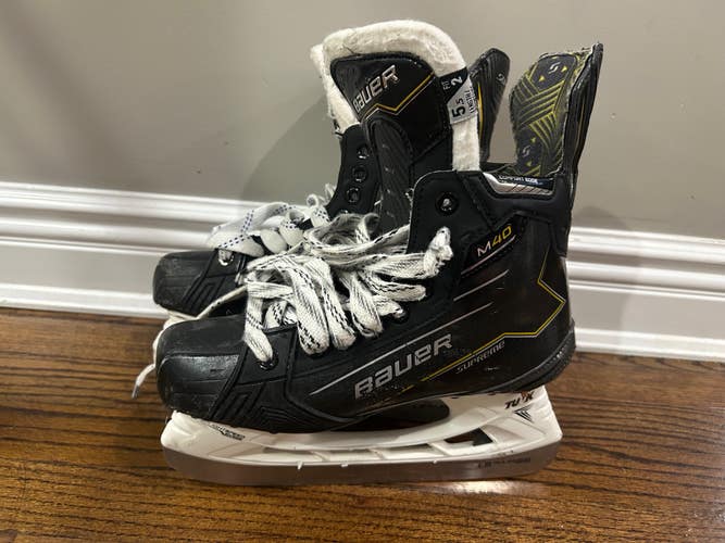 Bauer Supreme M40 Hockey Skates Size 5.5 (Used)