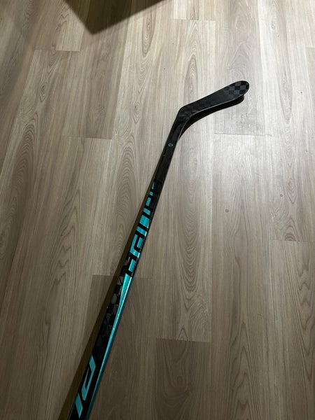 Senior Bauer Pulse Right Handed Hockey Stick P28 77 Flex (Used)