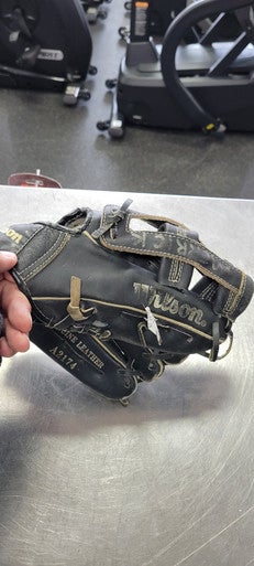 Used Wilson 11 BB/SB Glove RH Throw Black 11" 11497-S000154951