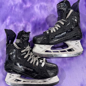 Intermediate Bauer Supreme Mach Hockey Skates Size 4 (Used)
