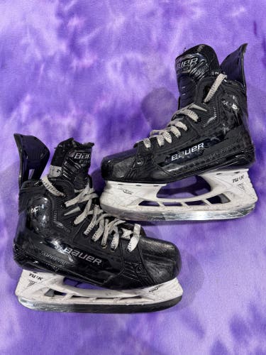 Intermediate Bauer Supreme Mach Hockey Skates Size 4 (Used)