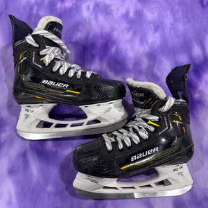 Junior Bauer Supreme M5 Pro Hockey Skates Extra Wide Width Size 2.5 (Used)