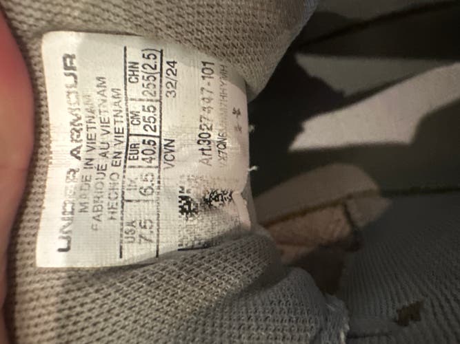 Gray Kid's Size M 7.5 (W 8.5) Youth Under Armour Low Top (Used)