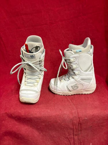 Snowboard Boots: Women's Size M 7.0 (W 8.0) Burton Snowboard Boots (Used)