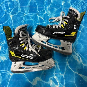 Junior Bauer Supreme M4 Hockey Skates Extra Wide Width Size 3 (Used)