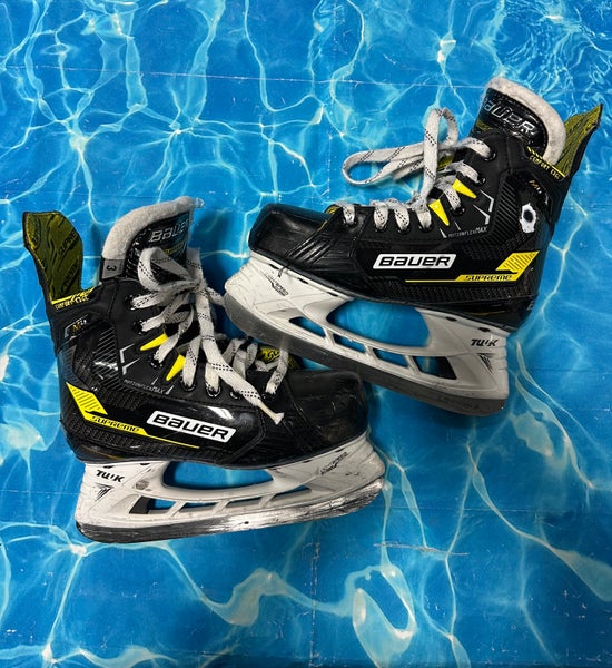 Junior Bauer Supreme M4 Hockey Skates Extra Wide Width Size 3 (Used)