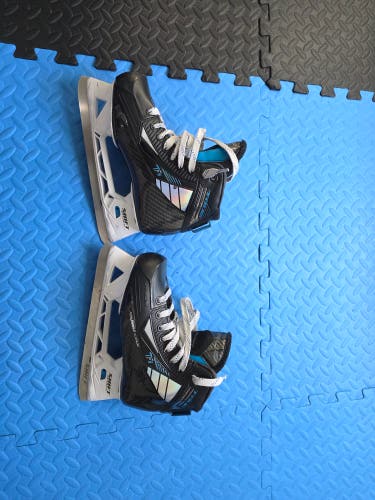 True TF9 Hockey Goalie Skates Regular Width Size 2.5 (Used)