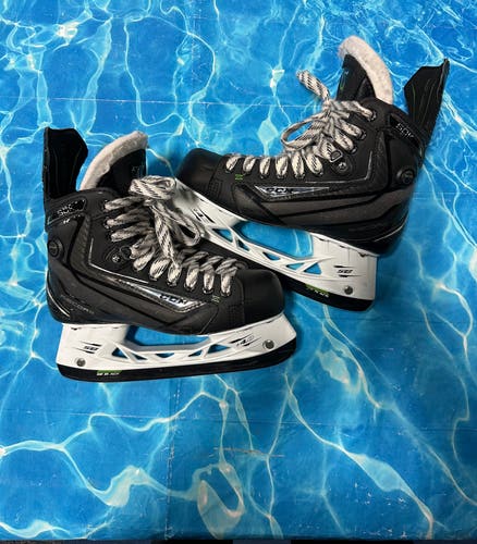 Intermediate CCM Ribcor 50k Pump Hockey Skates Extra Wide Width Size 4.5 (Used)