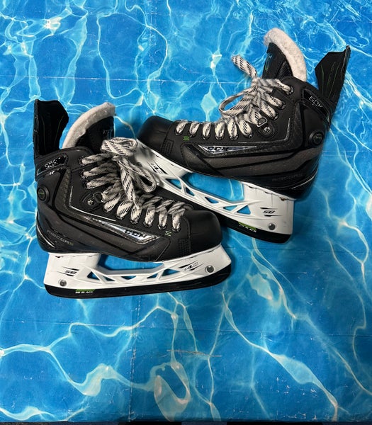 Intermediate CCM Ribcor 50k Pump Hockey Skates Extra Wide Width Size 4.5 (Used)