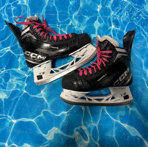 Junior CCM Tacks AS580 Hockey Skates Regular Width Size 3.5 (Used)