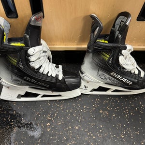 2023 Bauer Vapor Hyperlite 2 Hockey Skates 5.5 (New)