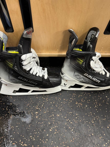 2023 Bauer Vapor Hyperlite 2 Hockey Skates 5.5 (New)