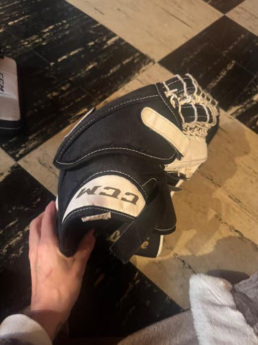 CCM Extreme Flex E4.5 Regular (Used)