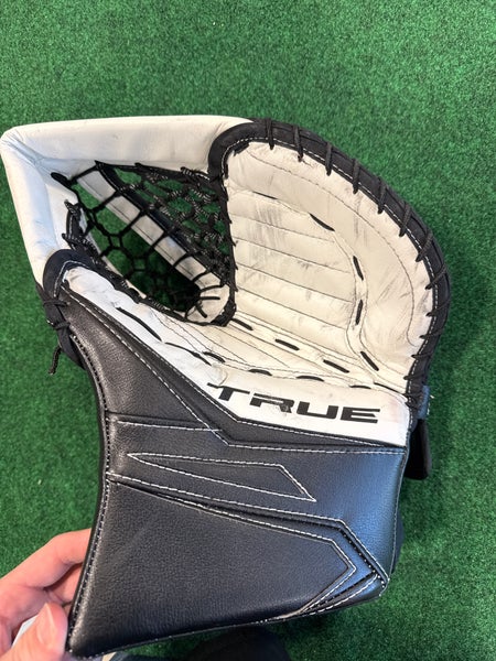 Black & White Senior True L20.1 Goalie Glove Regular (Used)