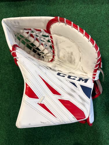 White & Red Senior CCM EFlex 4 Goalie Glove Regular (Used)