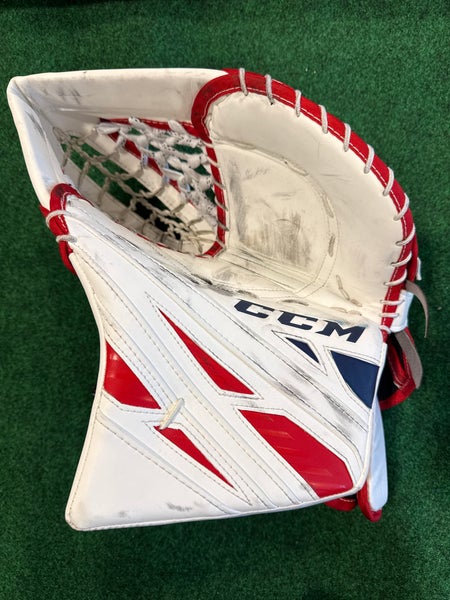 White & Red Senior CCM EFlex 4 Goalie Glove Regular (Used)