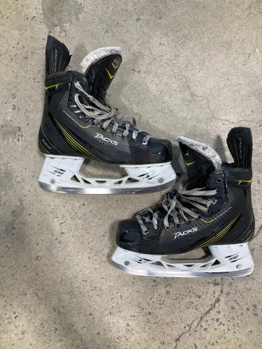 Junior CCM Tacks Hockey Skates | Size 5.5