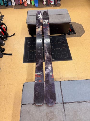 182 cm Atomic Skis (Used) in good shape