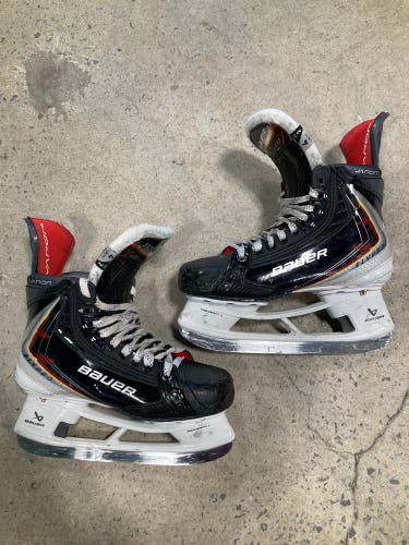 Intermediate Bauer Vapor FlyPro Hockey Skates | Size 4 (Fit 2)