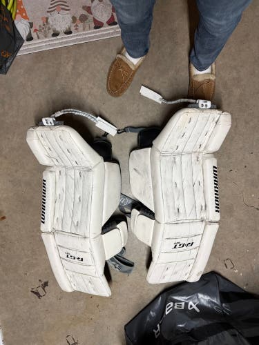 33" Warrior Ritual GT Classic Goalie Leg Pads (Used)