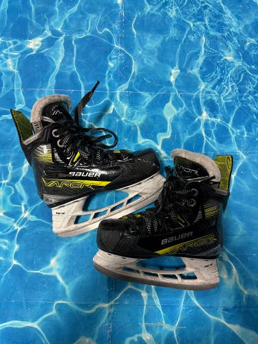 Youth Bauer Vapor X4 Hockey Skates Regular Width 11.5 (Used)