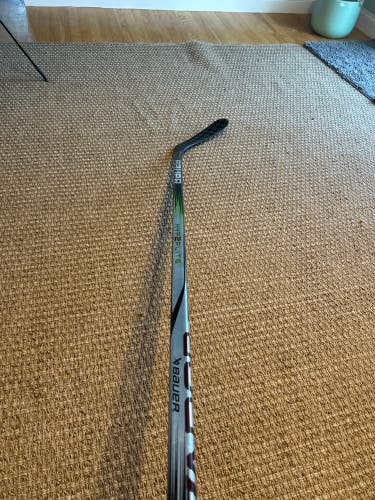 Intermediate Bauer Vapor Hyperlite 2 Right Handed Hockey Stick P92 65 Flex (New)