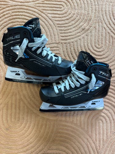 Intermediate True Catalyst 5X4 Hockey Goalie Skates Regular Width Size 4.5 (Used)