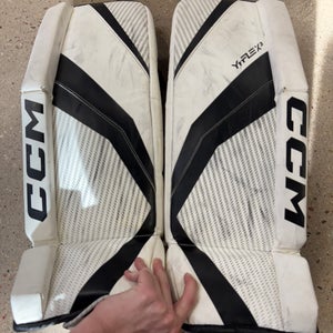 26" Youth CCM YTFLEX 3 Goalie Leg Pads (Used)