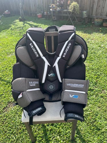 Small Vaughn V9 Pro Carbon Goalie Chest Protector (Used)