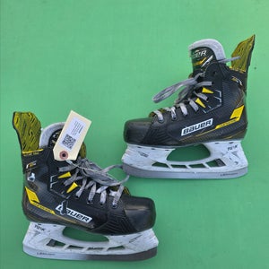 Junior Bauer Supreme M4 Hockey Skates Regular Width Size 3.5