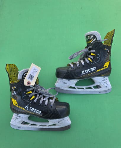 Junior Bauer Supreme M4 Hockey Skates Regular Width Size 3.5
