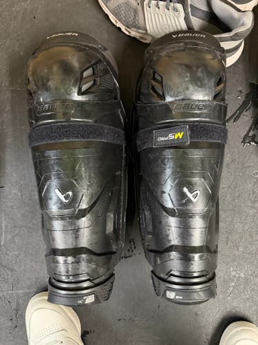 Intermediate Bauer Supreme M5 Pro 14" Shin Pads (Used)
