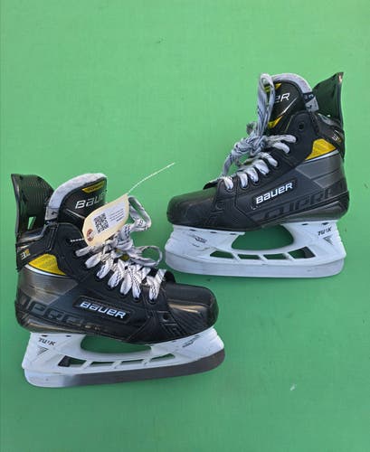 Intermediate Bauer Supreme 3S Pro Hockey Skates Size 4