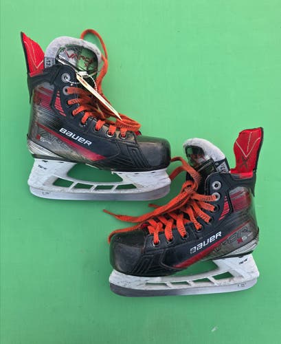 Youth Bauer Vapor X5 Pro Hockey Skates | Size 13 Y Regular Width