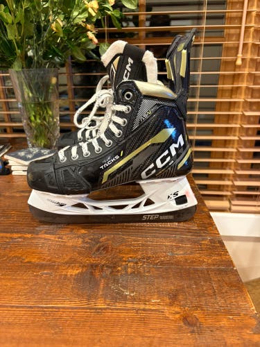 2022 CCM AS-V Pro Hockey Skates Size 5 (Used)