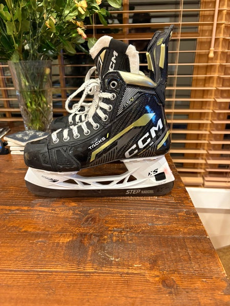 2022 CCM AS-V Pro Hockey Skates Size 5 (Used)