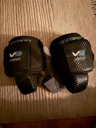 Vaughn V9 Pro Hockey Goalie Knee Pads Senior w/ Garter Belt