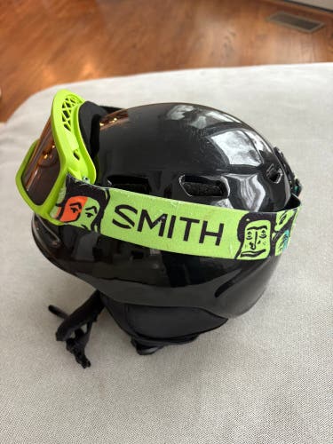 Kid's Small Smith Zoom Jr. Helmet w goggles