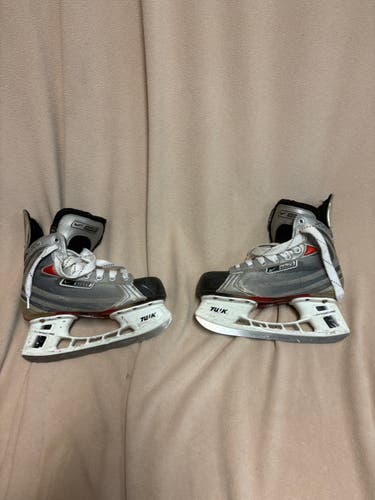 Bauer Vapor XVI Hockey Skates Regular Width Size 4.5 (Used)