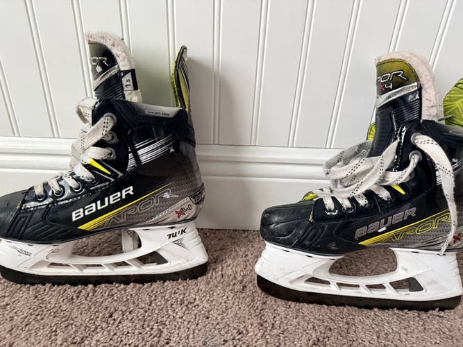 2023 Bauer Vapor X4 Hockey Skates Regular Width Size 1.5 (Used)