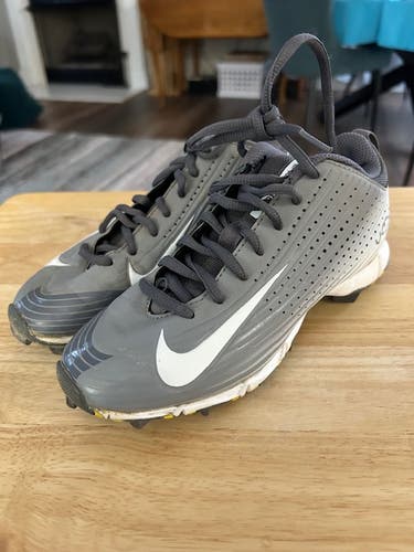 Gray Kid's 3Y (Big Kids / Youth) Adult Nike Low Top Molded Cleats (Used)