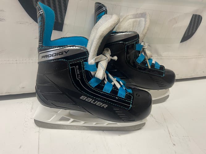 2016 Bauer Prodigy Hockey Skates 13 (Used)