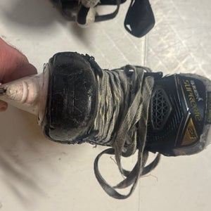 2018 Bauer Supreme 2S Pro Hockey Skates Extra Wide Width Size 4 (Used)